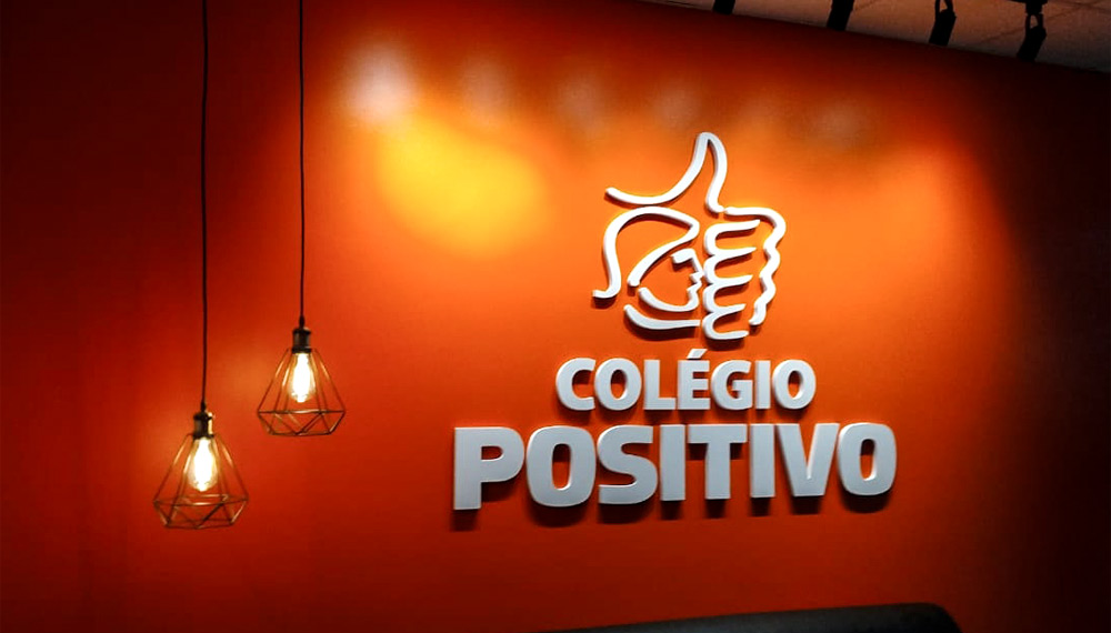 Painel com letras-caixa para Colégio Positivo