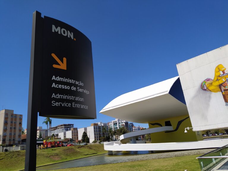 Sinalização externa do Museu Oscar Niemeyer (MON) em Curitiba